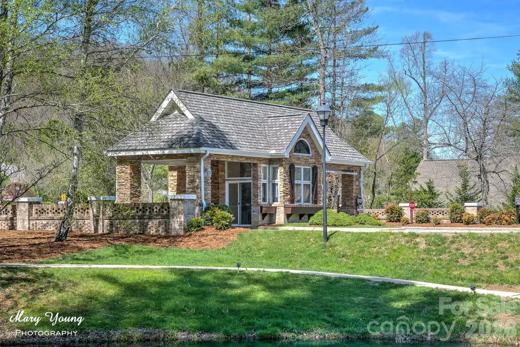 653 High Quarry Road Hendersonville NC 28791