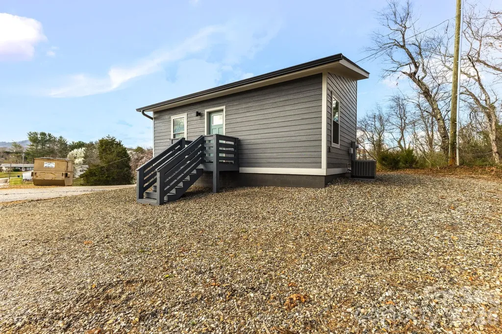 17 Red Leaf Road Asheville NC 28806