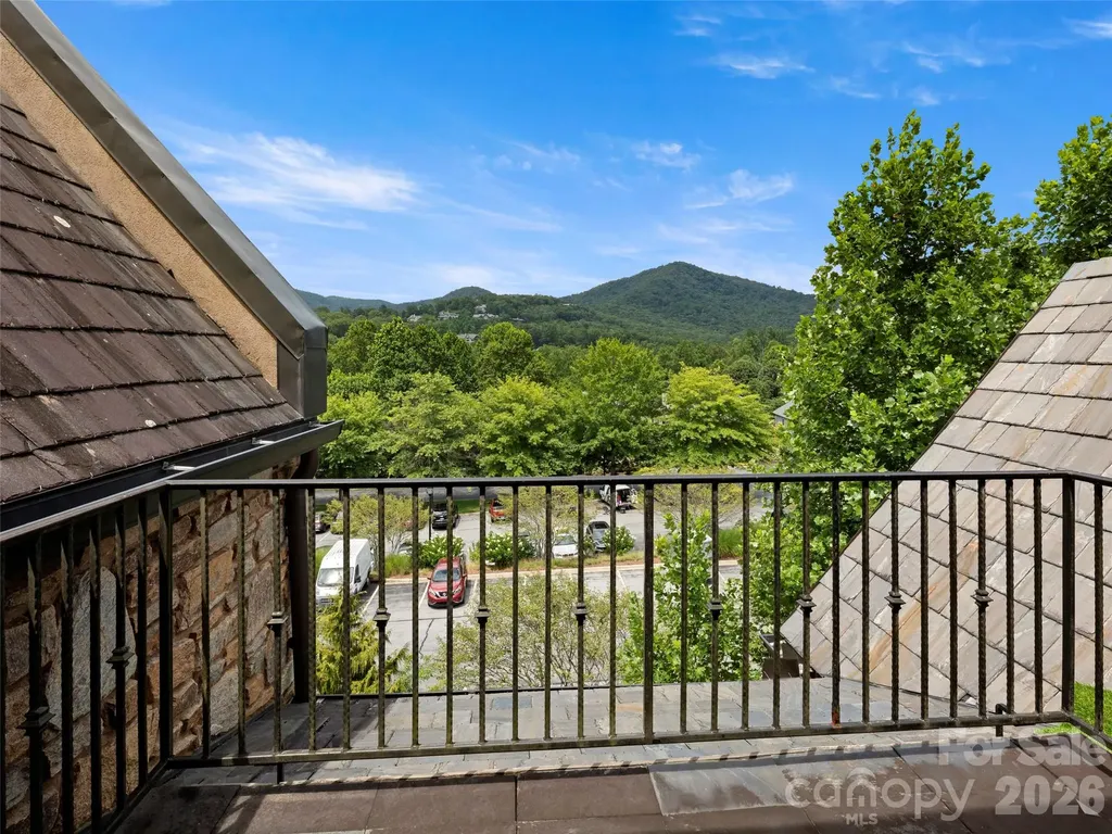 26 Village Oak Drive Arden NC 28704