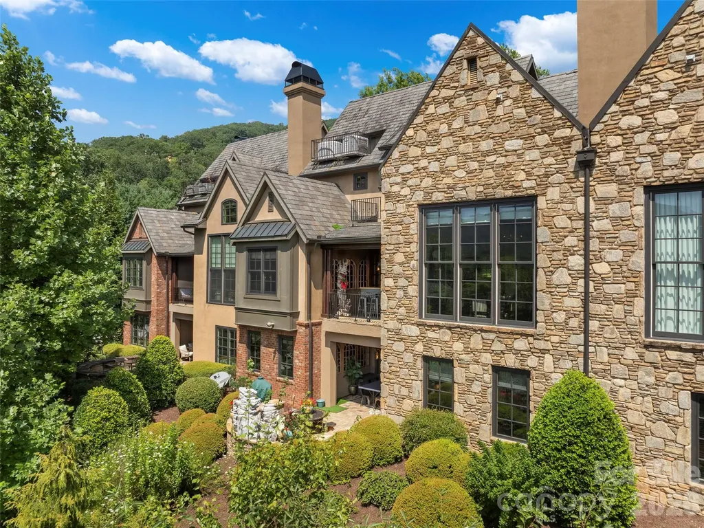26 Village Oak Drive Arden NC 28704