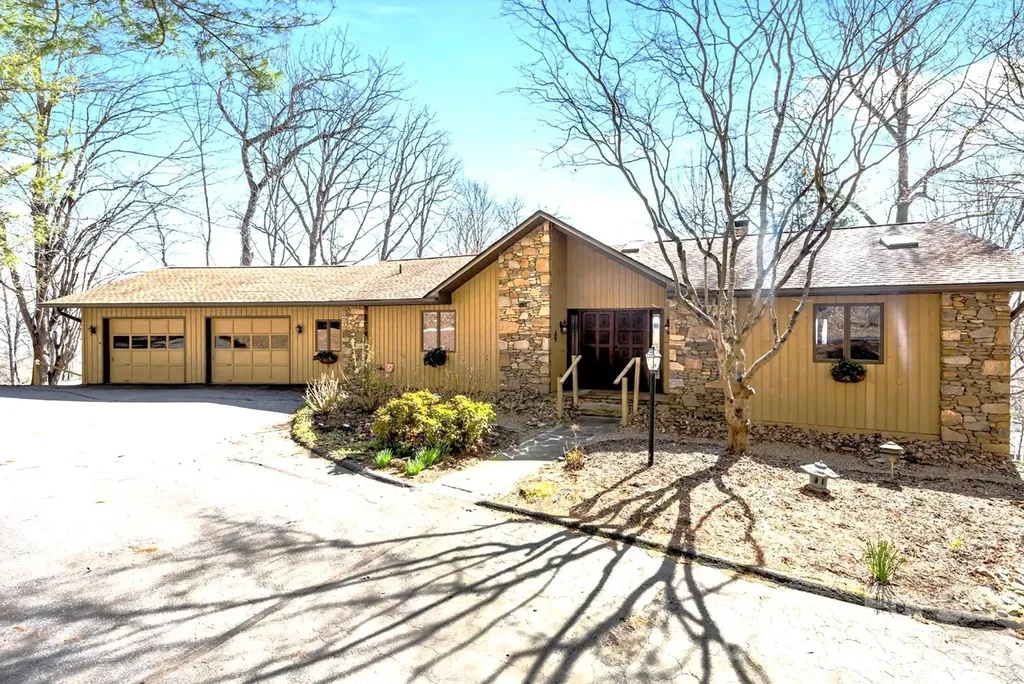 1105 High Vista Drive Mills River NC 28759