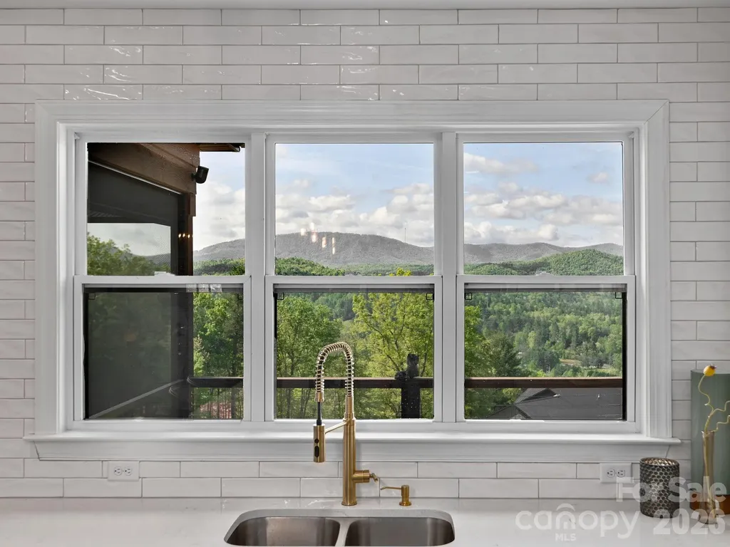 636 Crystal Heights Drive Hendersonville NC 28739