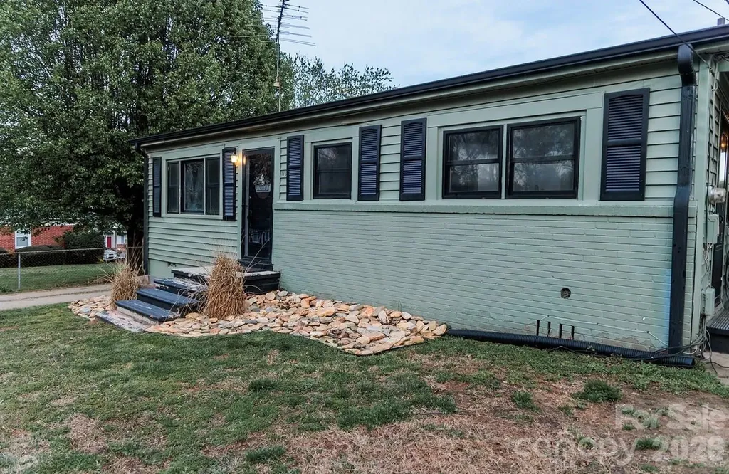 119 Collins Avenue Forest City NC 28043
