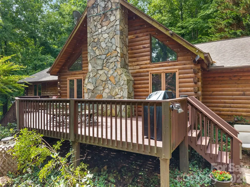 6 Ravenwood Lane Horse Shoe NC 28742
