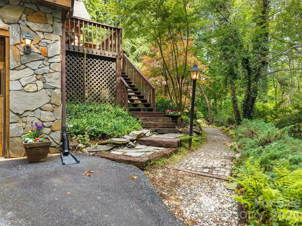 6 Ravenwood Lane Horse Shoe NC 28742