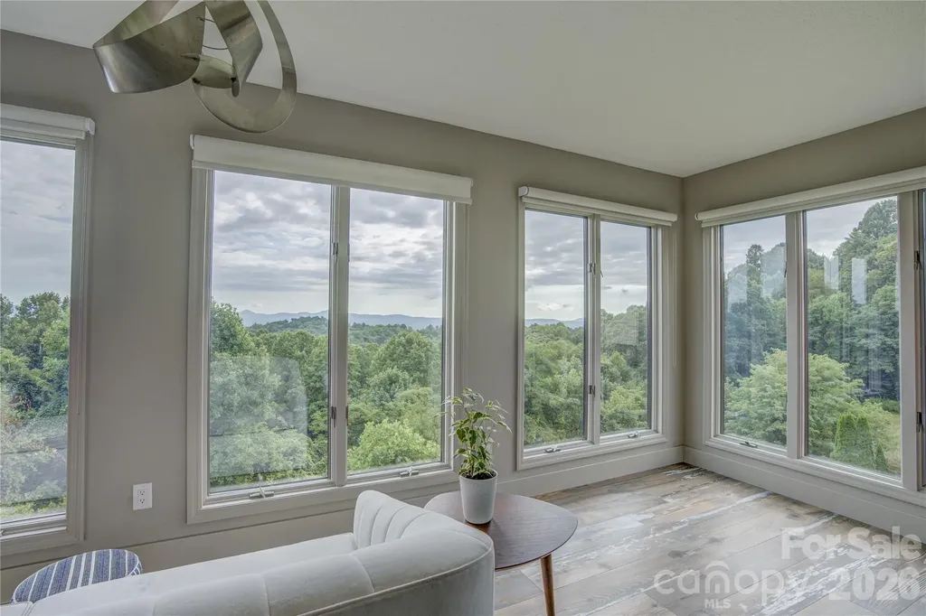 204 Fleetwood Plaza Hendersonville NC 28739