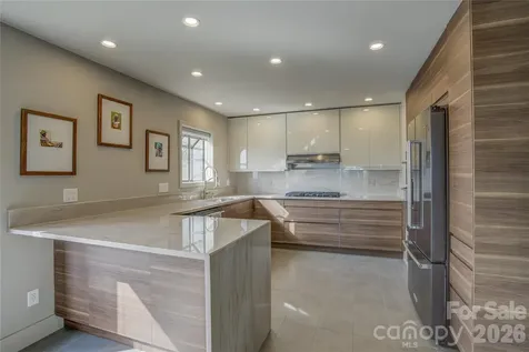 204 Fleetwood Plaza Hendersonville NC 28739