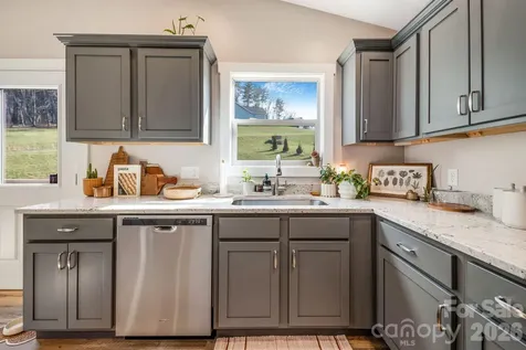 38 Sunrise Drive Mars Hill NC 28754