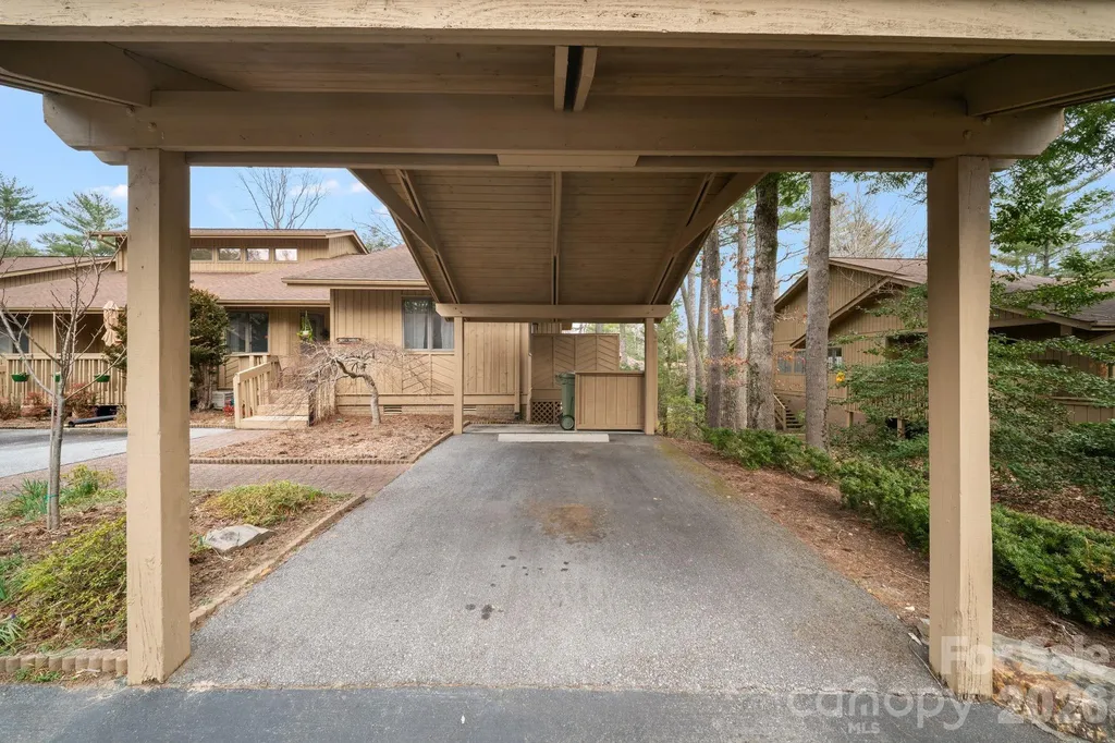 301 N Scarlet Oak Lane Hendersonville NC 28791