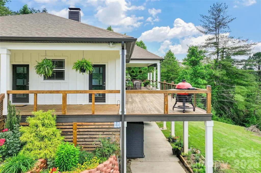 24 Chapel Hill Lane Leicester NC 28748