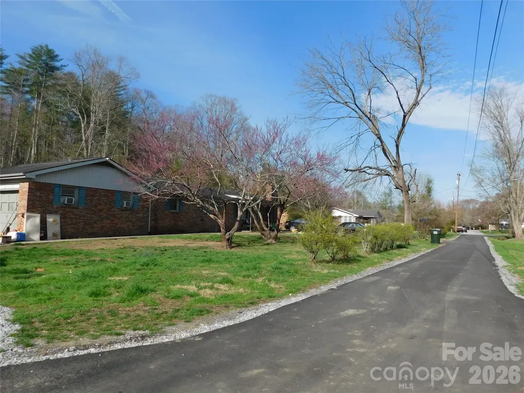 102 Jeff Street Hendersonville NC 28739