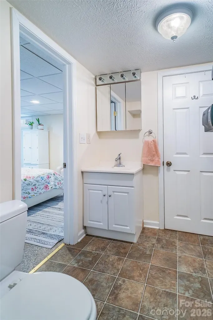 913 Dorothy Street Hendersonville NC 28791