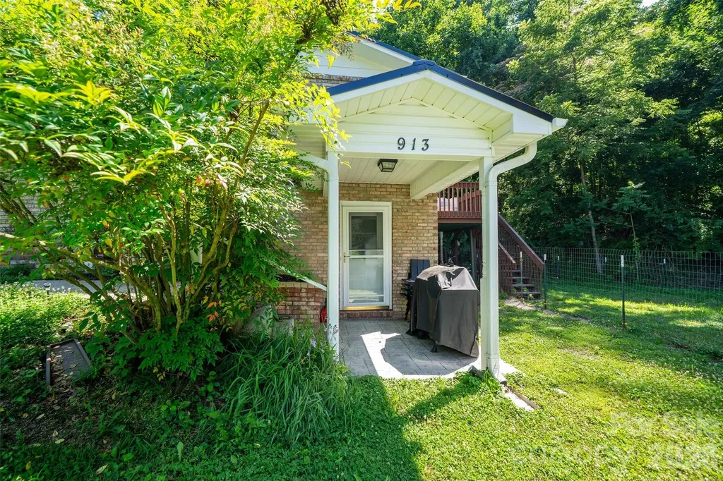 913 Dorothy Street Hendersonville NC 28791