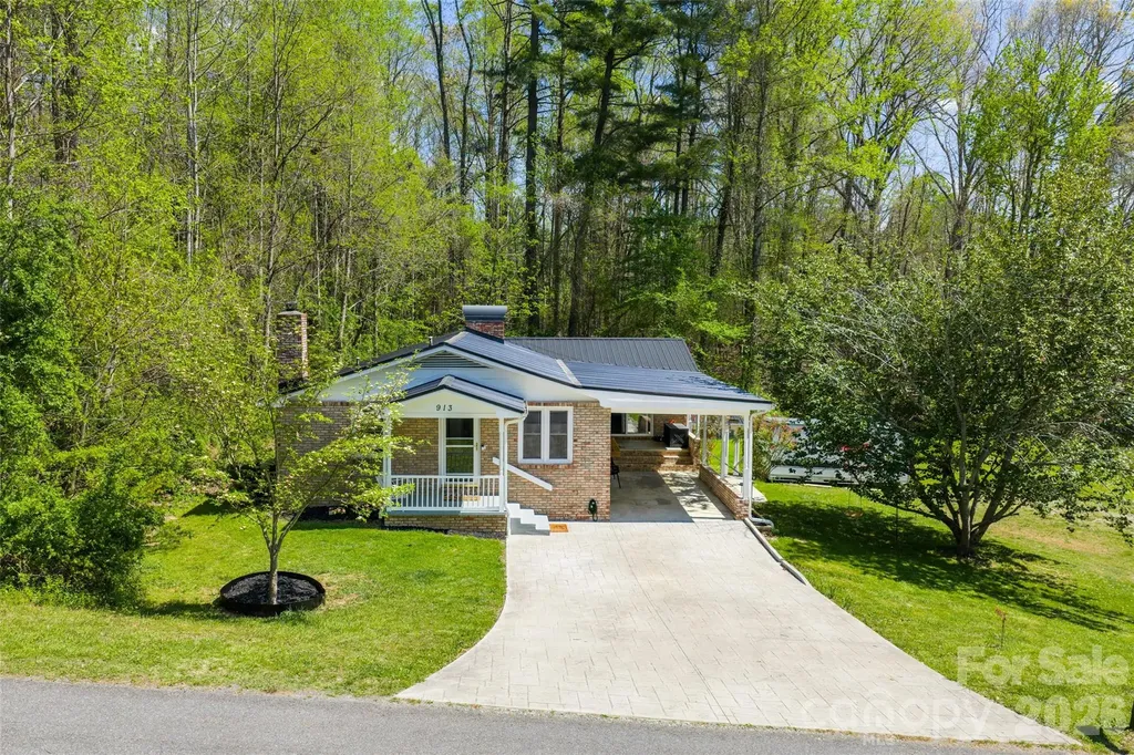 913 Dorothy Street Hendersonville NC 28791