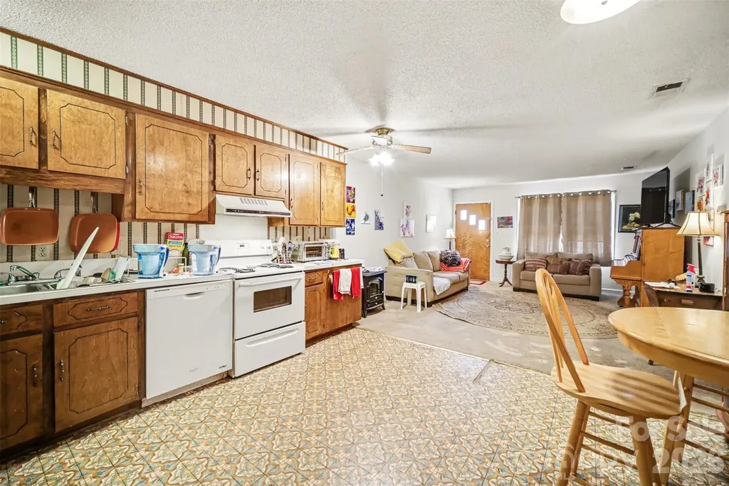 6100/6102 Pleasant Grove Road Charlotte NC 28216
