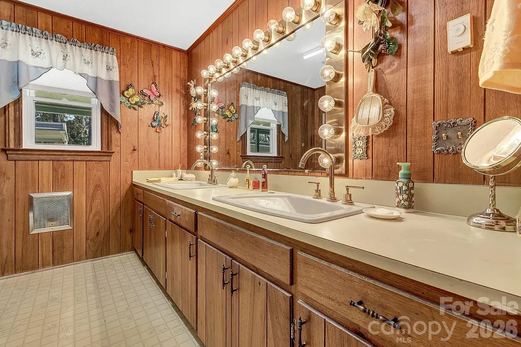 44 Tuttle Road Hendersonville NC 28792