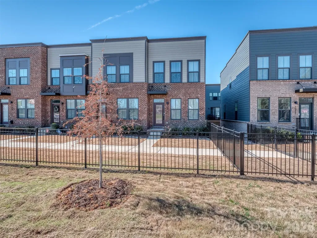1033 Simcoe Lane Charlotte NC 28217
