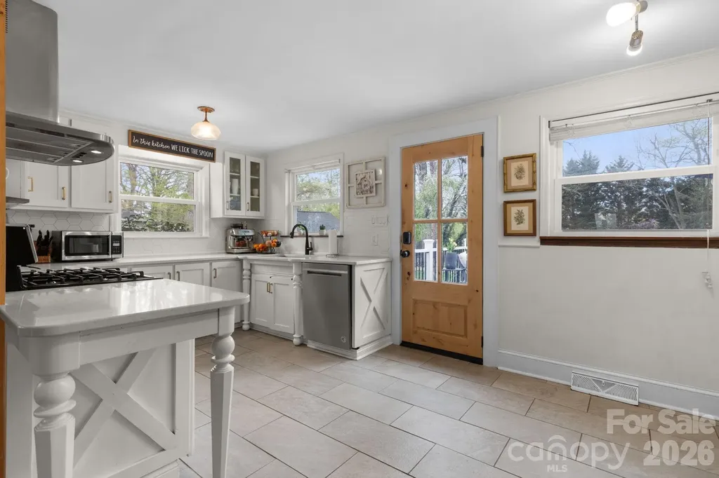 95 18th Avenue NW Hickory NC 28601