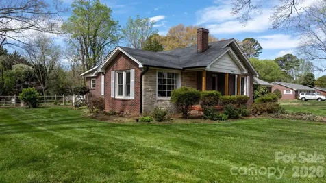 95 18th Avenue NW Hickory NC 28601