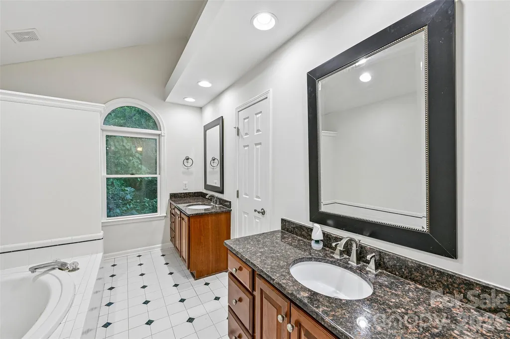 122 W Tattersall Drive Statesville NC 28677