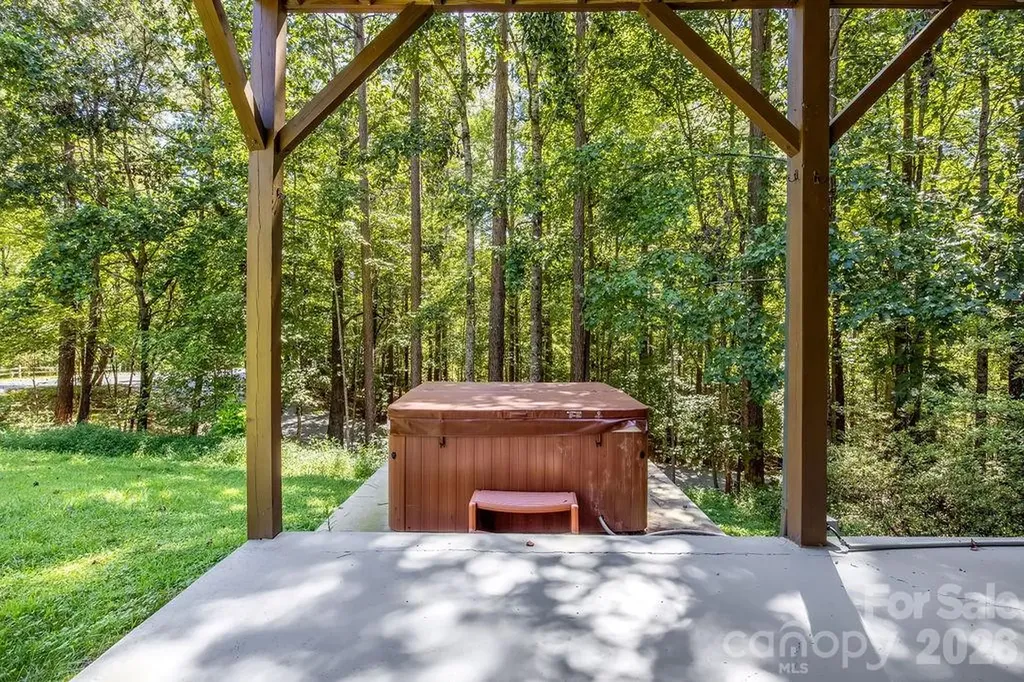 447 Hidden Lake Parkway Nebo NC 28761