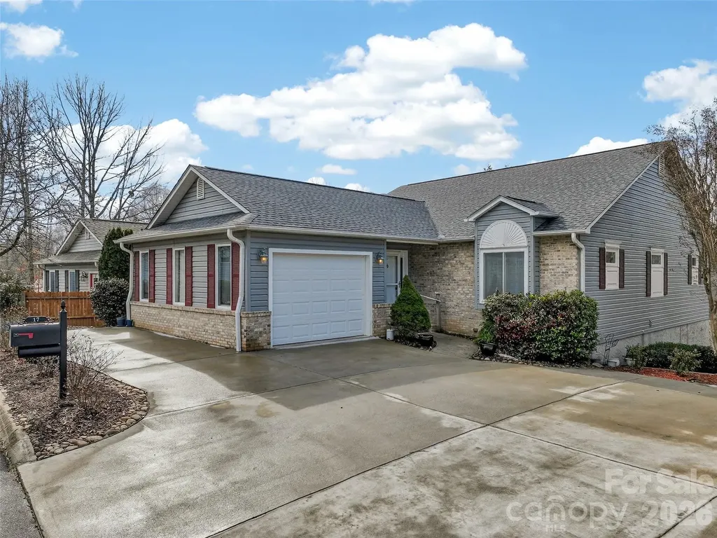 17 Driver Court Hendersonville NC 28739