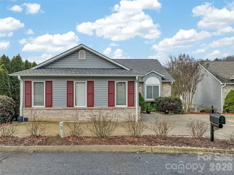 17 Driver Court Hendersonville NC 28739