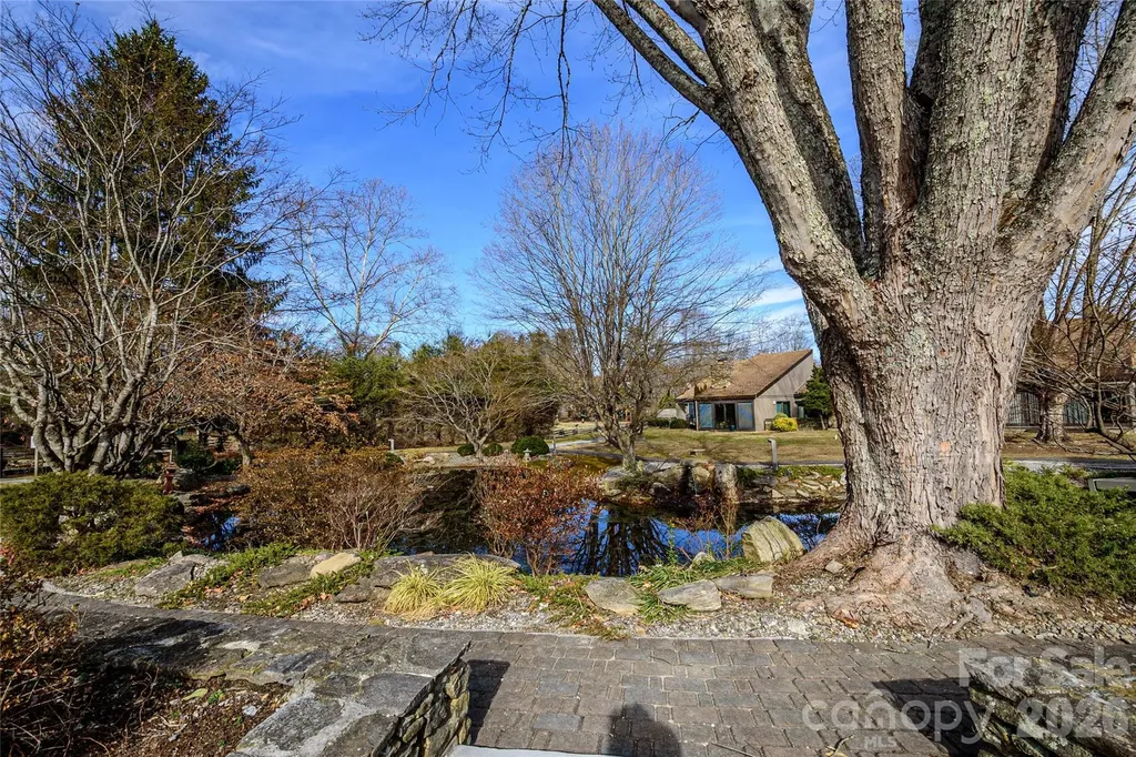 8 Lakemoor Lane Hendersonville NC 28739