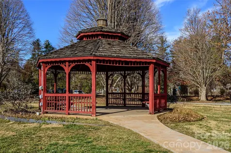 8 Lakemoor Lane Hendersonville NC 28739