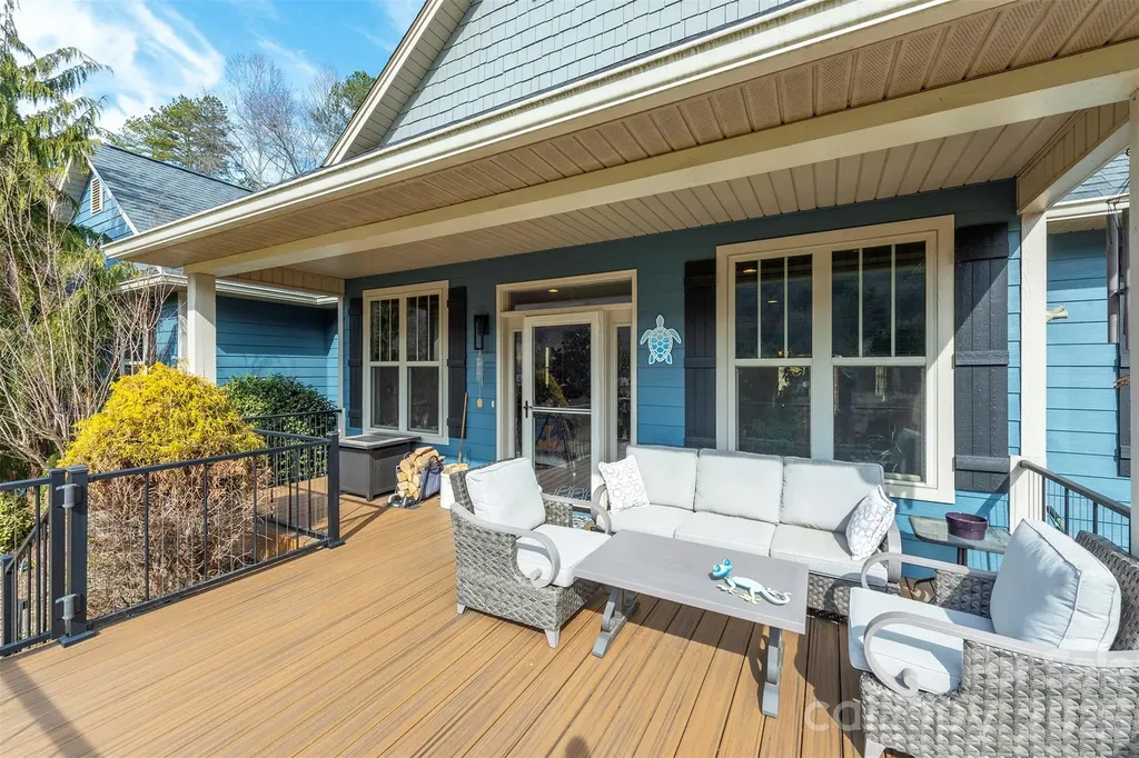 18 Hoye Lane Candler NC 28715