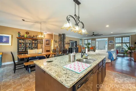 18 Hoye Lane Candler NC 28715