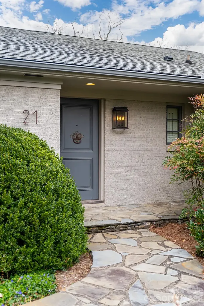 21 Pine Tree Circle Asheville NC 28804