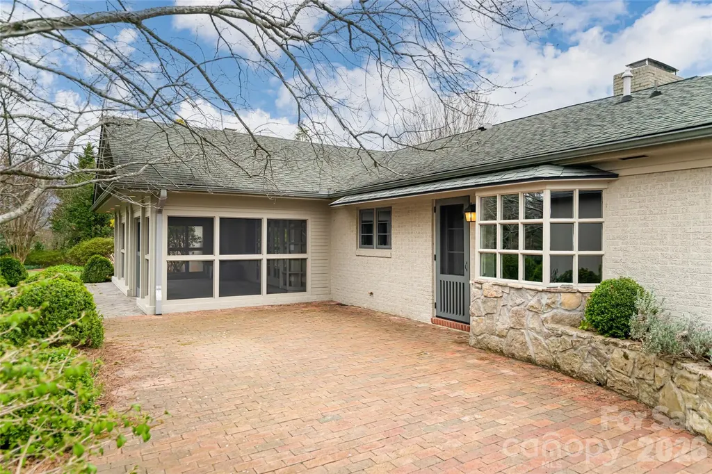 21 Pine Tree Circle Asheville NC 28804