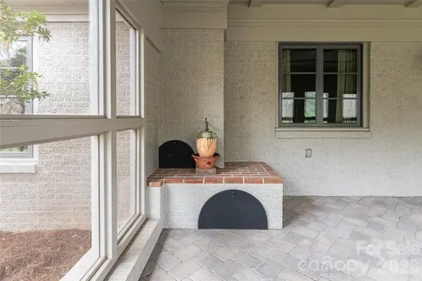 21 Pine Tree Circle Asheville NC 28804