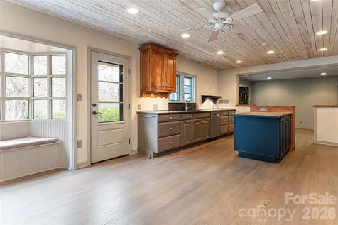 21 Pine Tree Circle Asheville NC 28804