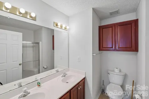 8221 Christmas Court Charlotte NC 28216