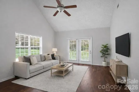 8221 Christmas Court Charlotte NC 28216