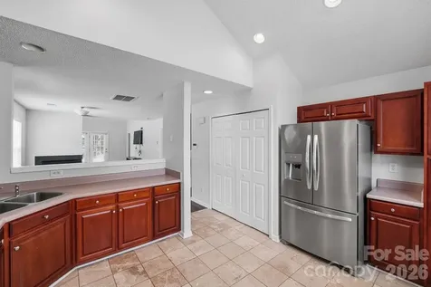 8221 Christmas Court Charlotte NC 28216