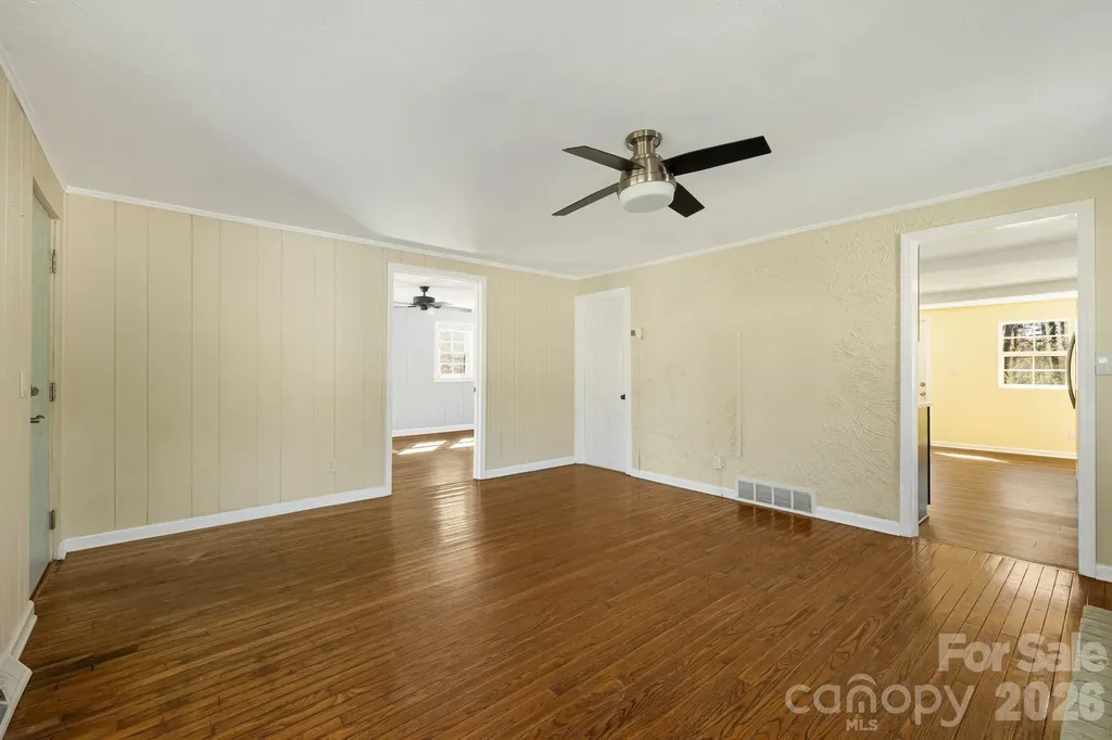 1015 Mountain View Street Hendersonville NC 28739