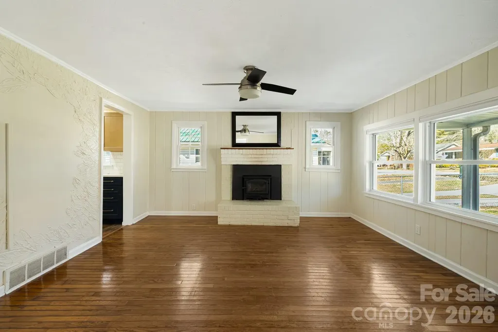 1015 Mountain View Street Hendersonville NC 28739