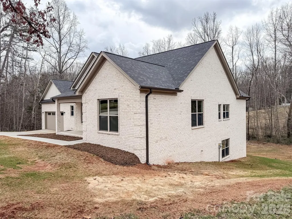 1322 Kensington Circle Newton NC 28658