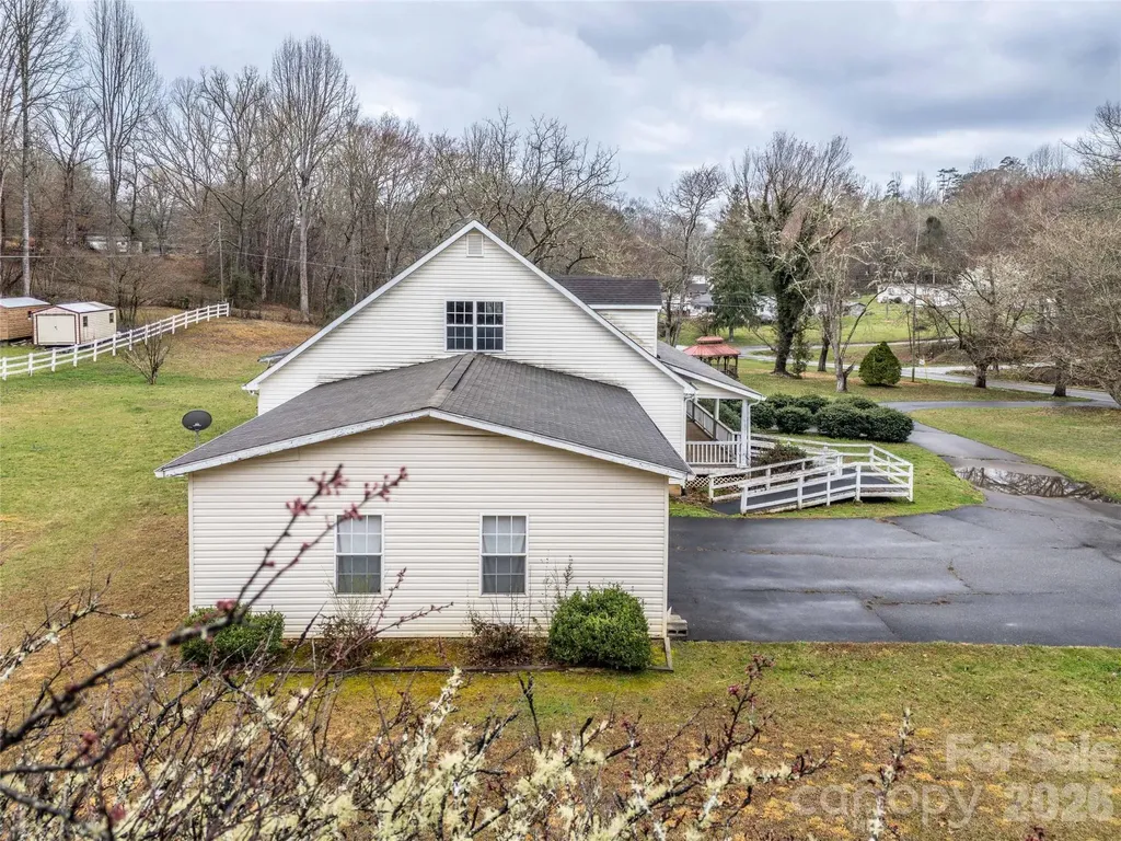 1564 Camp Creek Road Whittier NC 28789