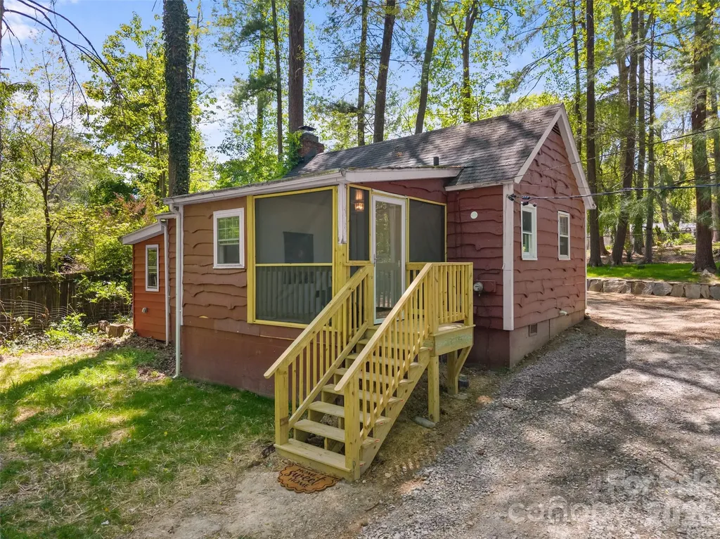 1110 3rd Avenue W Hendersonville NC 28739