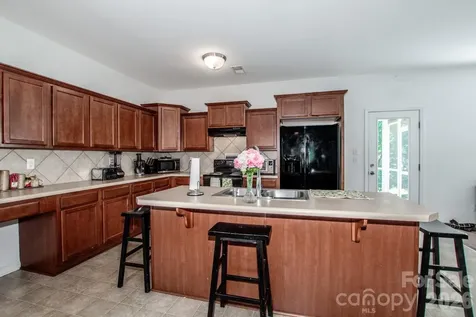 123 Kingsgate Court Statesville NC 28625