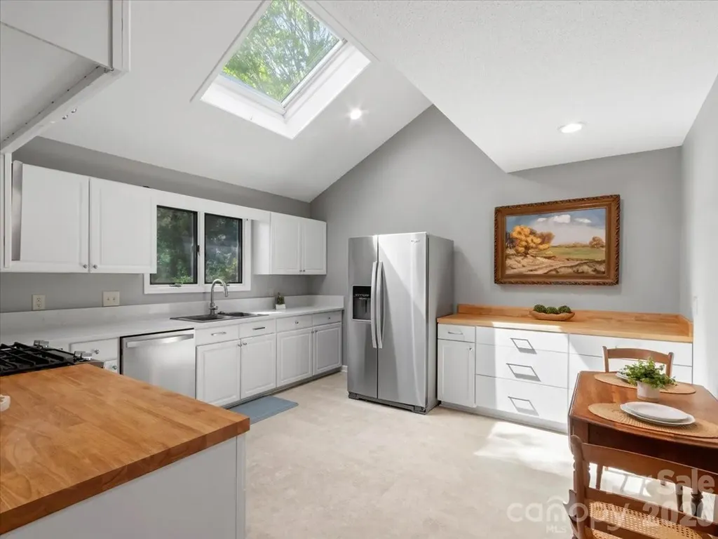 301 Robertson Street Burnsville NC 28714