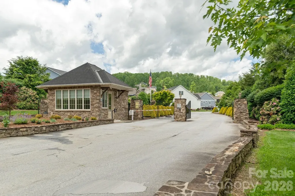 31 Black Iron Lane Hendersonville NC 28792