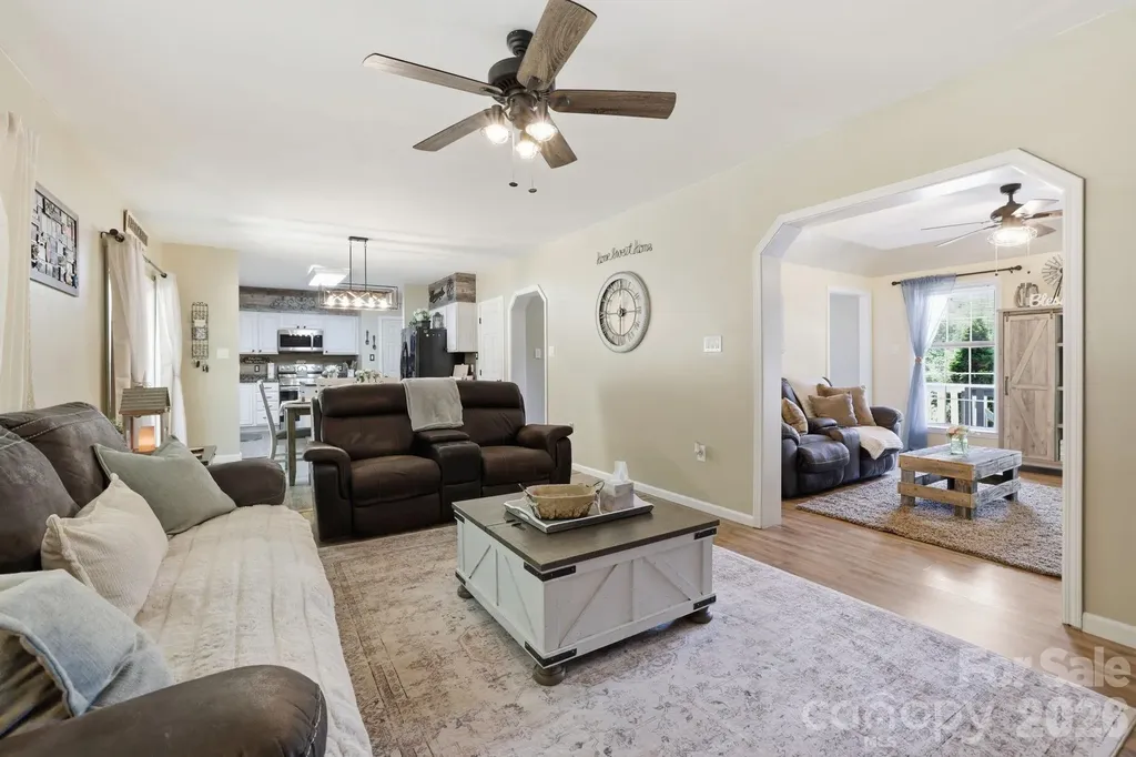 10 Country Road Hendersonville NC 28791