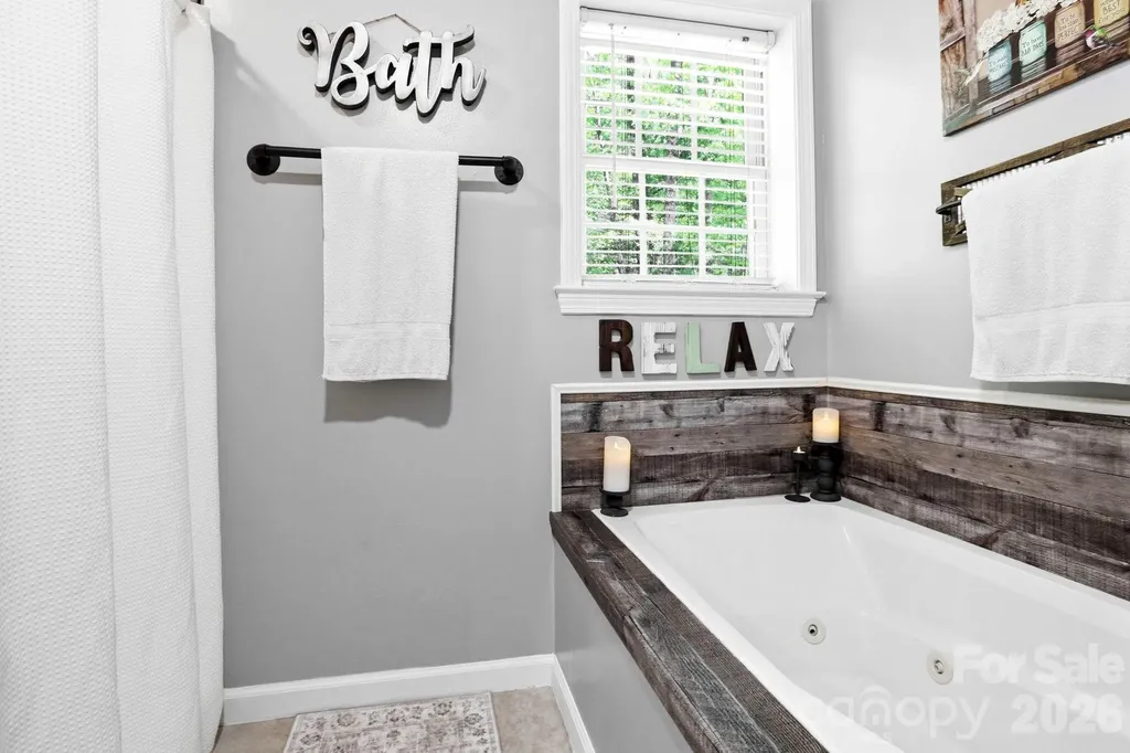 10 Country Road Hendersonville NC 28791
