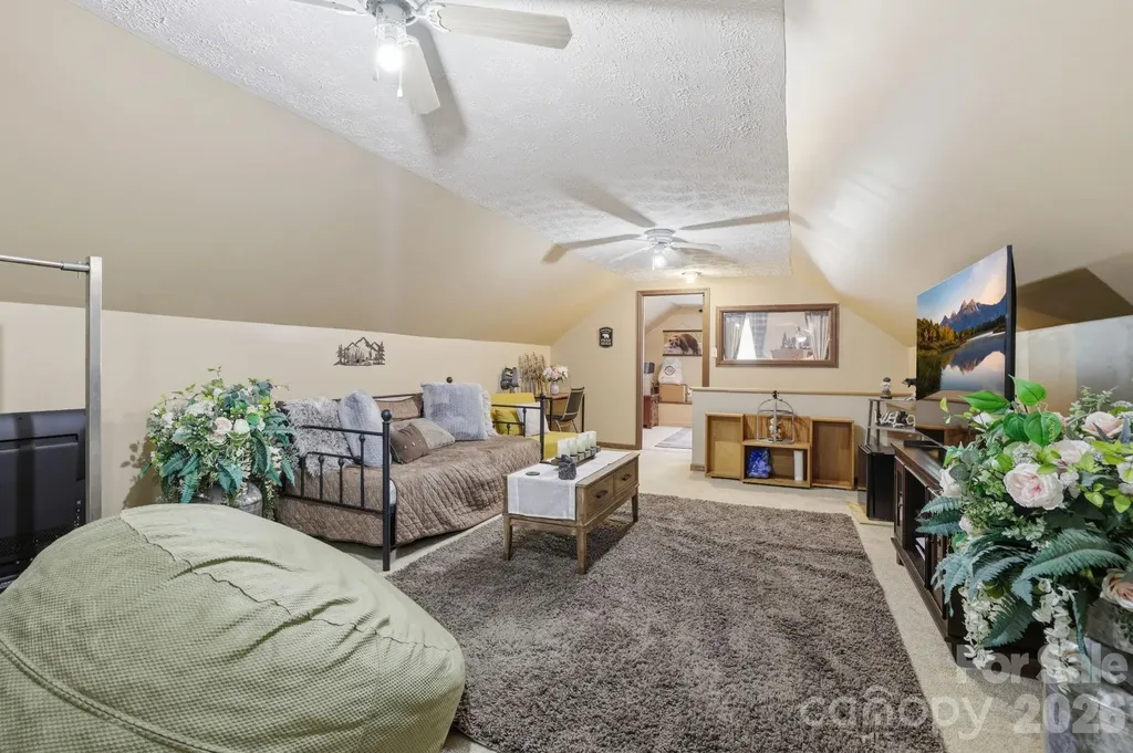 10 Country Road Hendersonville NC 28791