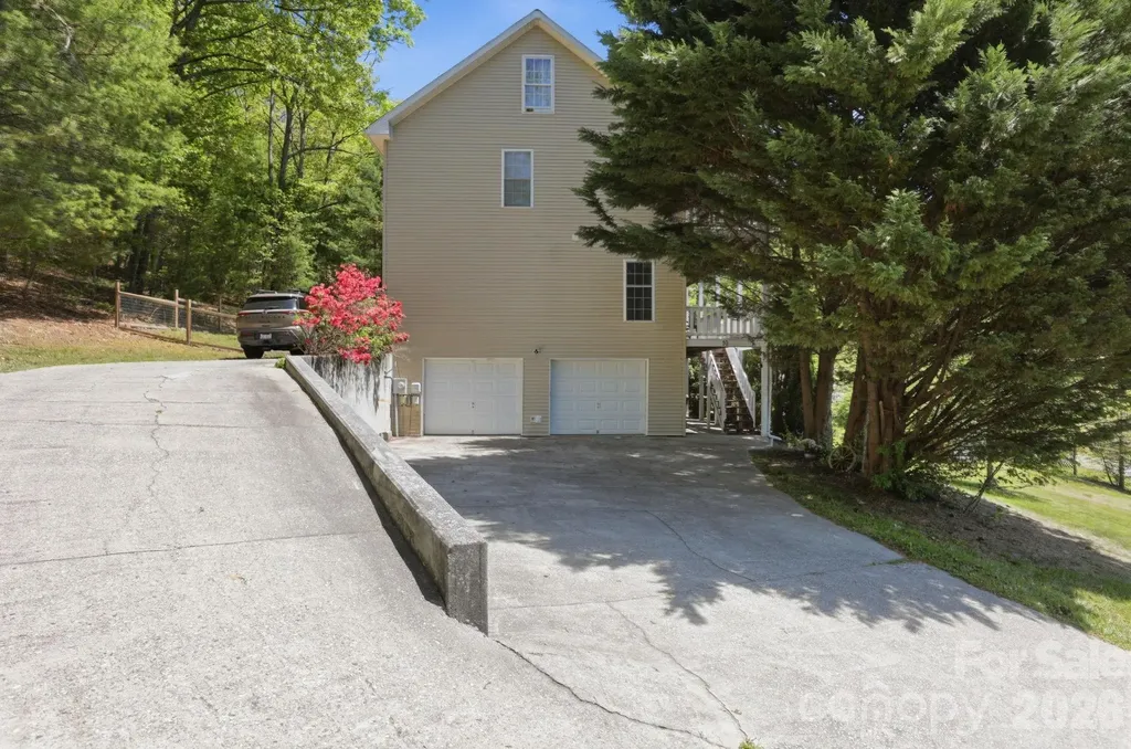 10 Country Road Hendersonville NC 28791